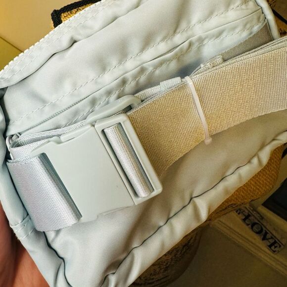 GAIAM Sidekick Waist pack NWT in light gray - Picture 4 of 8